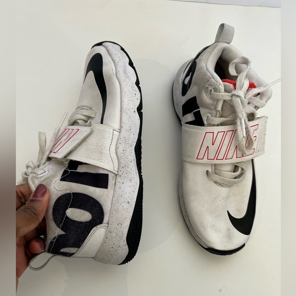 Nike boys size 6 white sneaker…. - Picture 1 of 6